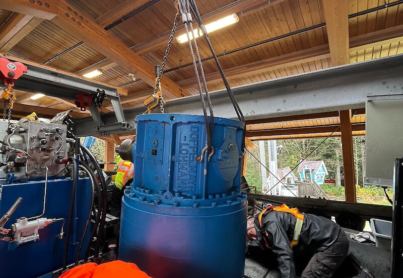 Gondola gearbox being replaced